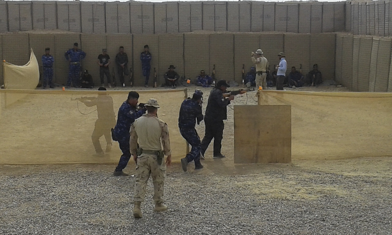 Des membres des Forces de sécurité irakiennes s’exercent aux opérations tactiques de pénétration dans des bâtiments, durant la partie portant sur les opérations en zone urbaine de l’instruction donnée par les instructeurs des Forces armées canadiennes au centre d’instruction de Q-Ouest, en Irak, le 3 octobre 2018. Photo : Services d’imagerie de l’Op IMPACT