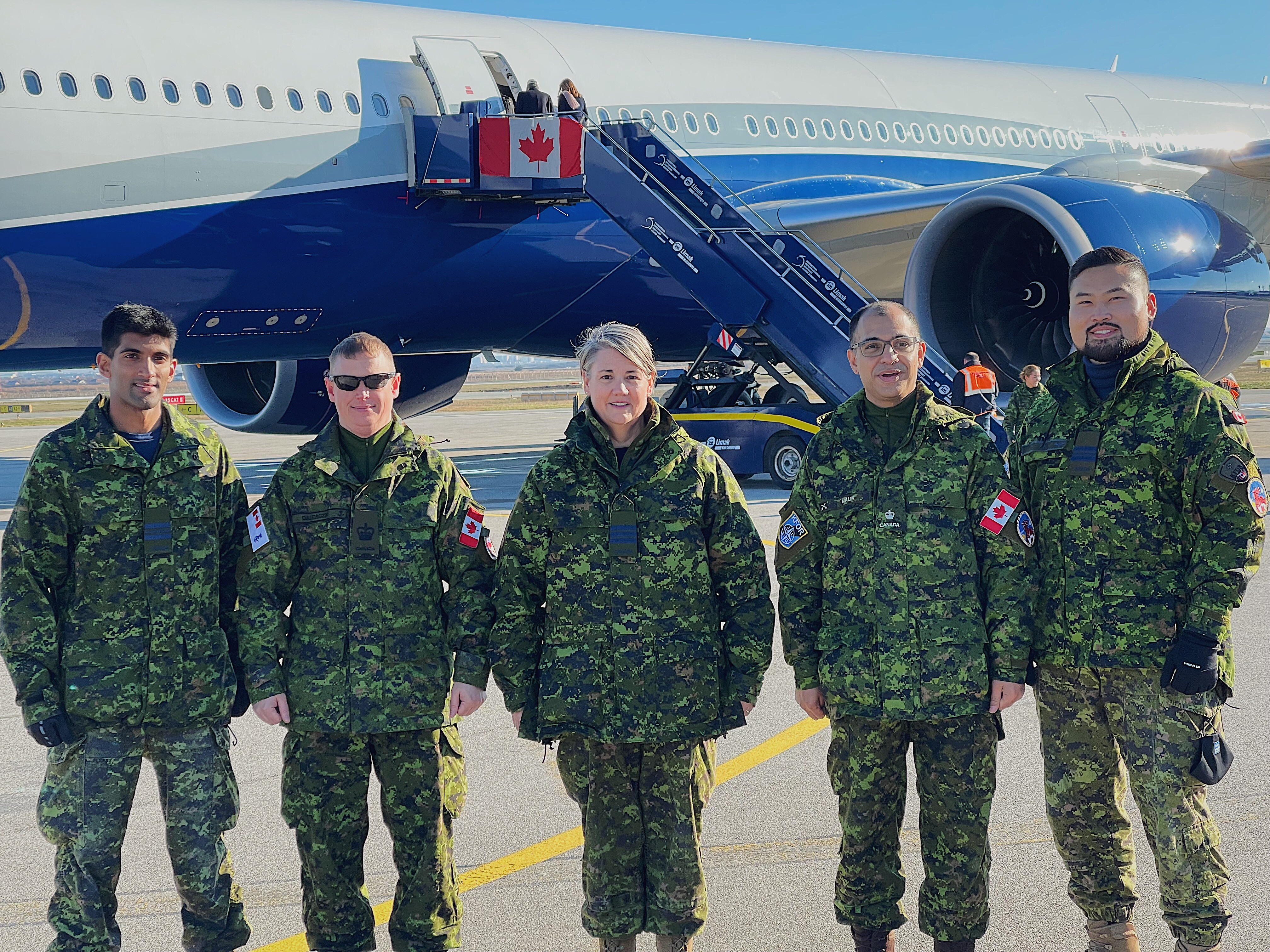 Cinq membres de la Roto 25 accompagnent des dignitaires qui quittent l’aéroport international de Pristina, au Kosovo, le 8 décembre 2021.