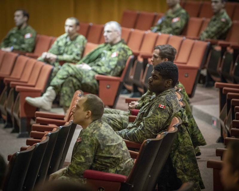 Lieutenant Adolph Bolivard (droite) assiste à la séance d’instruction des soins aux aînés, à la Garnison Saint-Jean, le 27 avril, 2020.