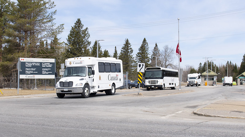 Des membres du 5e Bataillon des services quittent la Base Valcartier pour aller prêter main forte dans les les centres d’hébergement et de soins de longue durée (CHSLD) du Québec dans le cadre de l'opération LASER, le 28 avril 2020, Base Valcartier, Qc.