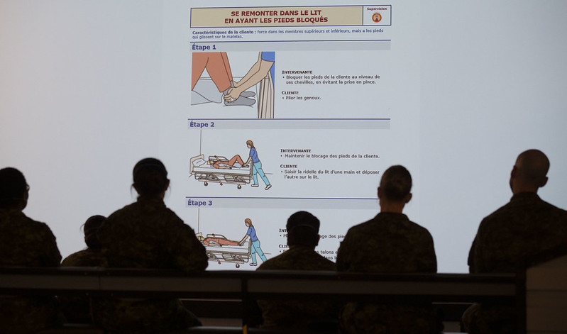 Des membres du personnel appartenant au 4e Groupe des services de santé des Forces canadiennes se préparent à intervenir dans divers centres d’hébergement et de soins de longue durée (CHSLD) du Québec dans le cadre de l'opération LASER, le 27 avril 2020, Base Valcartier, Qc.