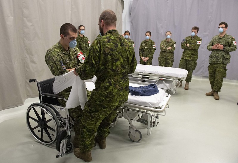 Des membres du personnel appartenant au 4e Groupe des services de santé des Forces canadiennes se préparent à intervenir dans divers centres d’hébergement et de soins de longue durée (CHSLD) du Québec dans le cadre de l'opération LASER, le 27 avril 2020, Base Valcartier, Qc.