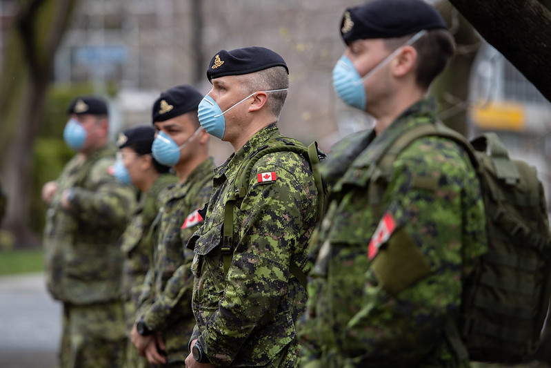Des membres du 2e Régiment d'artillerie de campagne se joignent a l’équipe médicale et d’entretient ménager du centre d’hébergement et de soins de longue durée Argyle, dans le cadre de l'opération LASER, à Saint-Lambert, Québec, le 30 avril 2020.