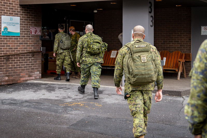 Des membres du 2e Régiment d'artillerie de campagne se joignent a l’équipe médicale et d’entretient ménager du centre d’hébergement et de soins de longue durée Argyle, dans le cadre de l'opération LASER, à Saint-Lambert, Québec, le 30 avril 2020.