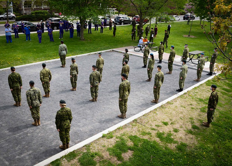 Les militaires affectés au centre d’hébergement Yvon-Brunet sont rassemblés en formation l’extérieur du centre lors d’une cérémonie de départ dans le cadre de l’opération LASER à Montréal, au Québec, le 24 mai 2020.