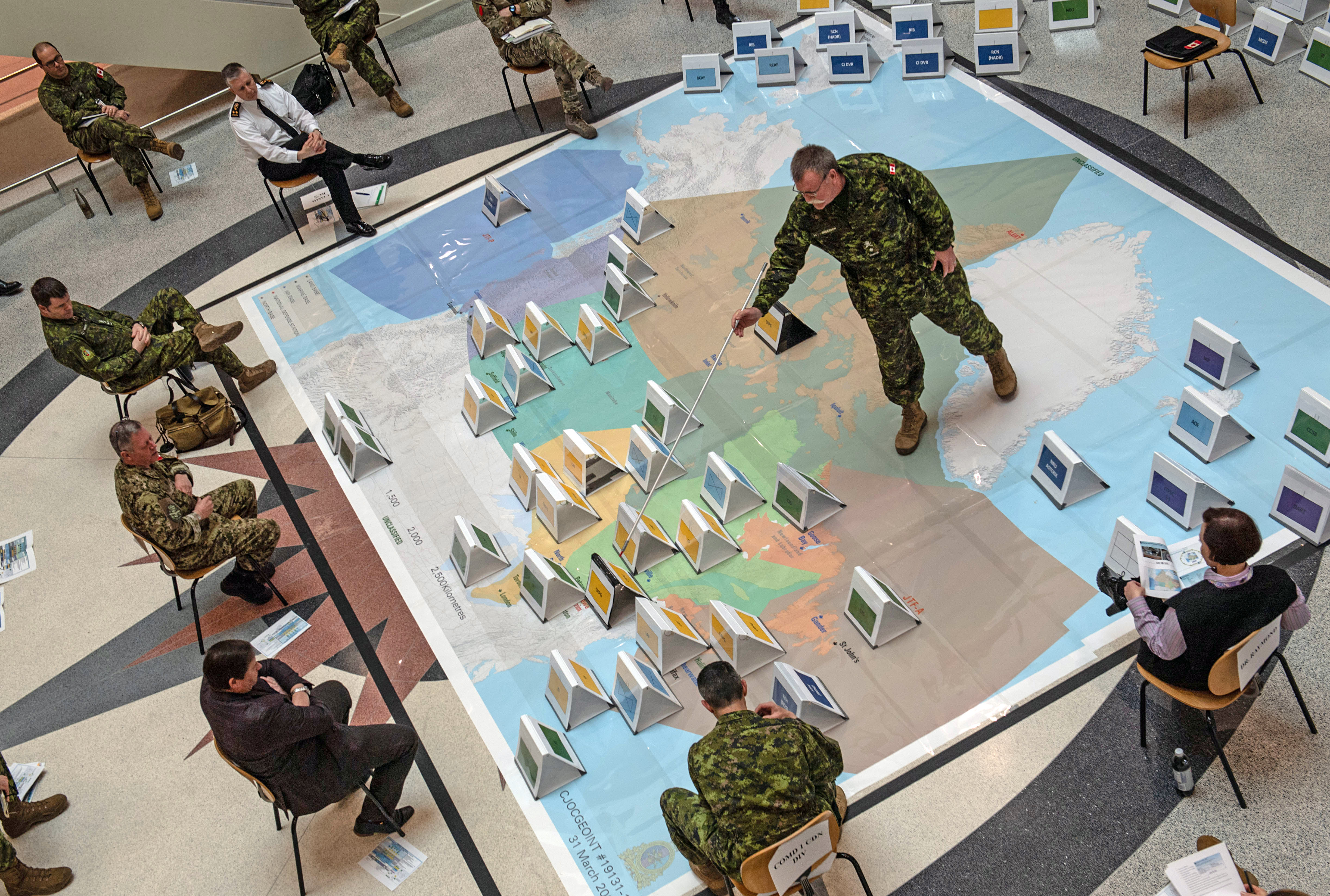 Le brigadier général Dave Anderson du Commandement des opérations interarmées du Canada (COIC) fait un exposé au cours de l’exercice de répétition du concept, le 3 avril 2020, en préparation au déploiement du personnel des FAC dans le cadre de l’opération LASER en réponse à la pandémie de COVID-19.