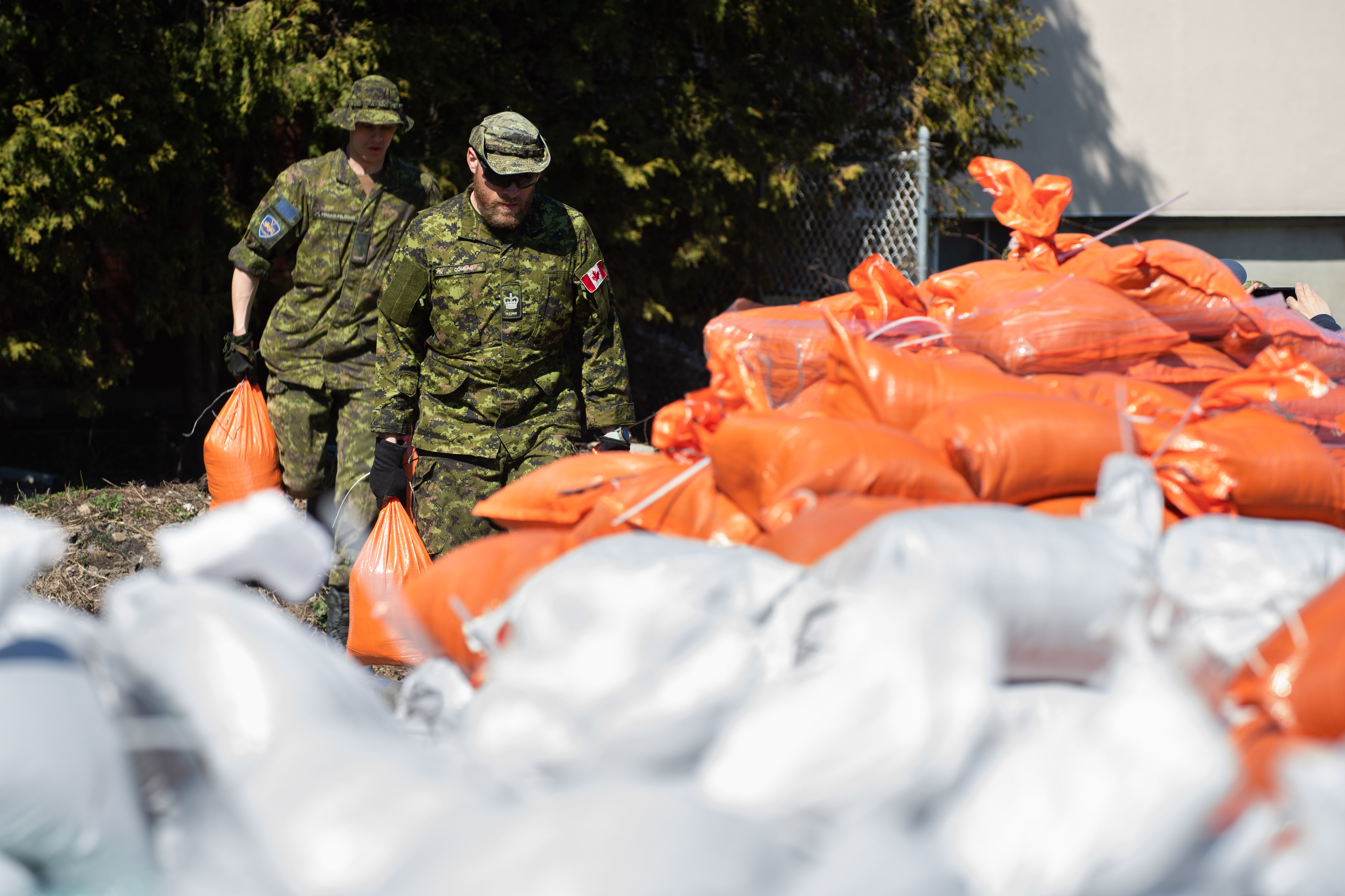 Des membres du 2e Bataillon, Royal 22e Régiment, participent aux opérations de secours dans les zones inondées de Gatineau, au Québec, au cours de l’opération LENTUS, le 22 avril 2019. Photo : Sdt Hugo Montpetit, Caméra de combat des Forces canadiennes