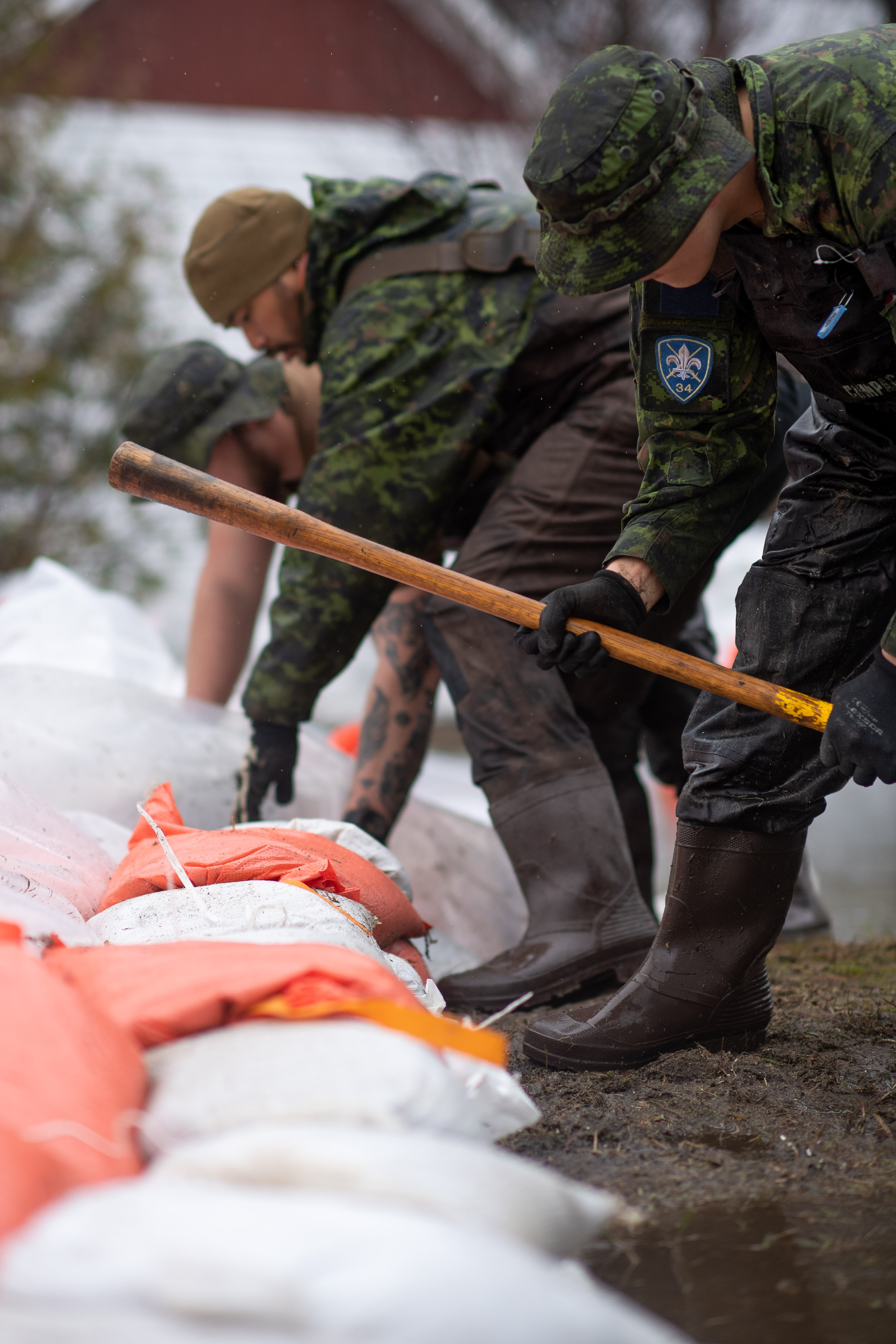 Members of Régiment de Hull provide assistance to the municipality of Saint-André-Avellin as part of Operation LENTUS on April 26, 2019. Photo: Pte Hugo Montpetit, Canadian Forces Combat Camera