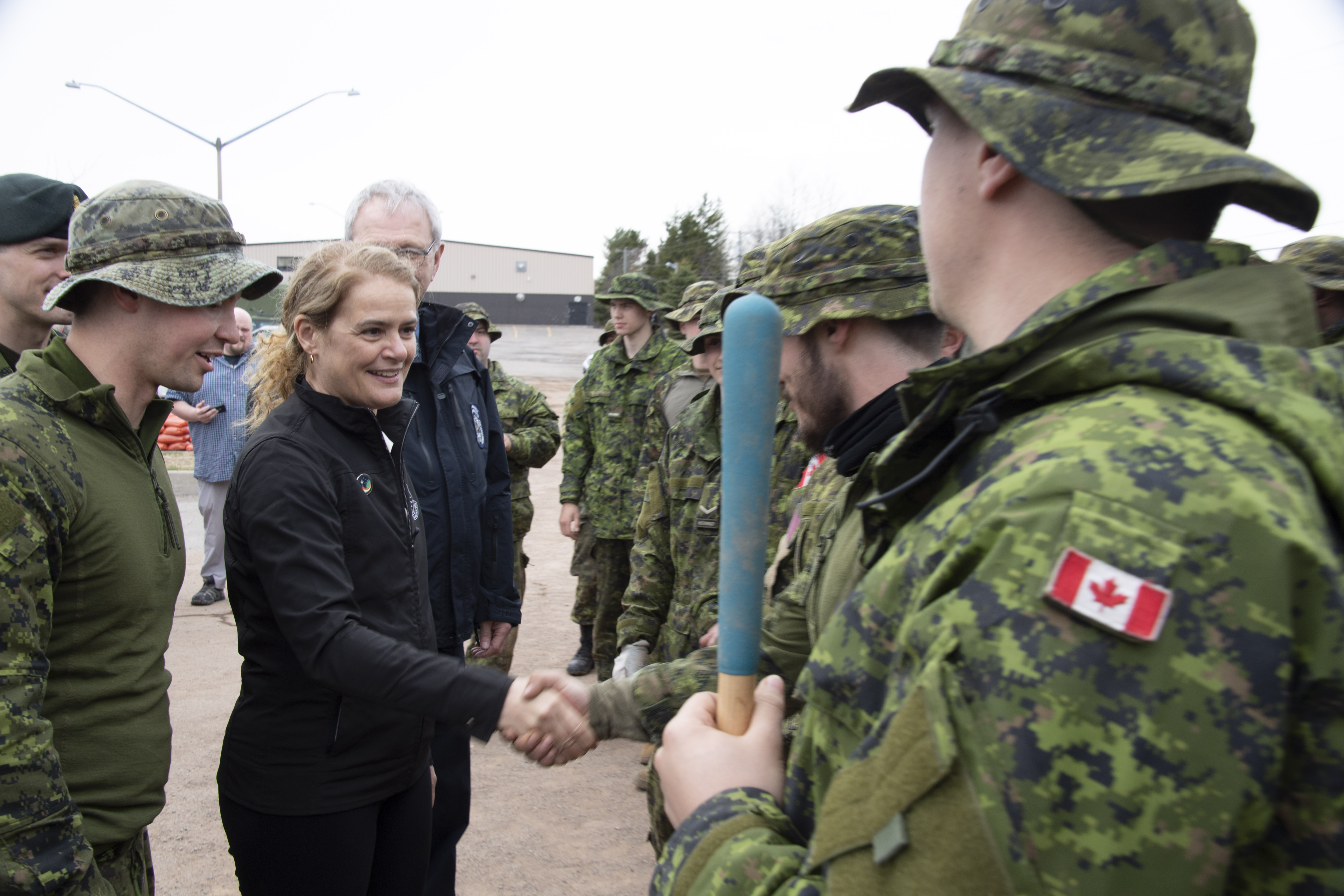 La gouverneure générale Julie Payette est accueillie par des membres de l’Unité d’intervention en cas d’incident à Rothesay, au Nouveau Brunswick, où une opération de remplissage de sacs de sable se déroule dans le cadre de l’opération LENTUS, le 26 avril 2019.