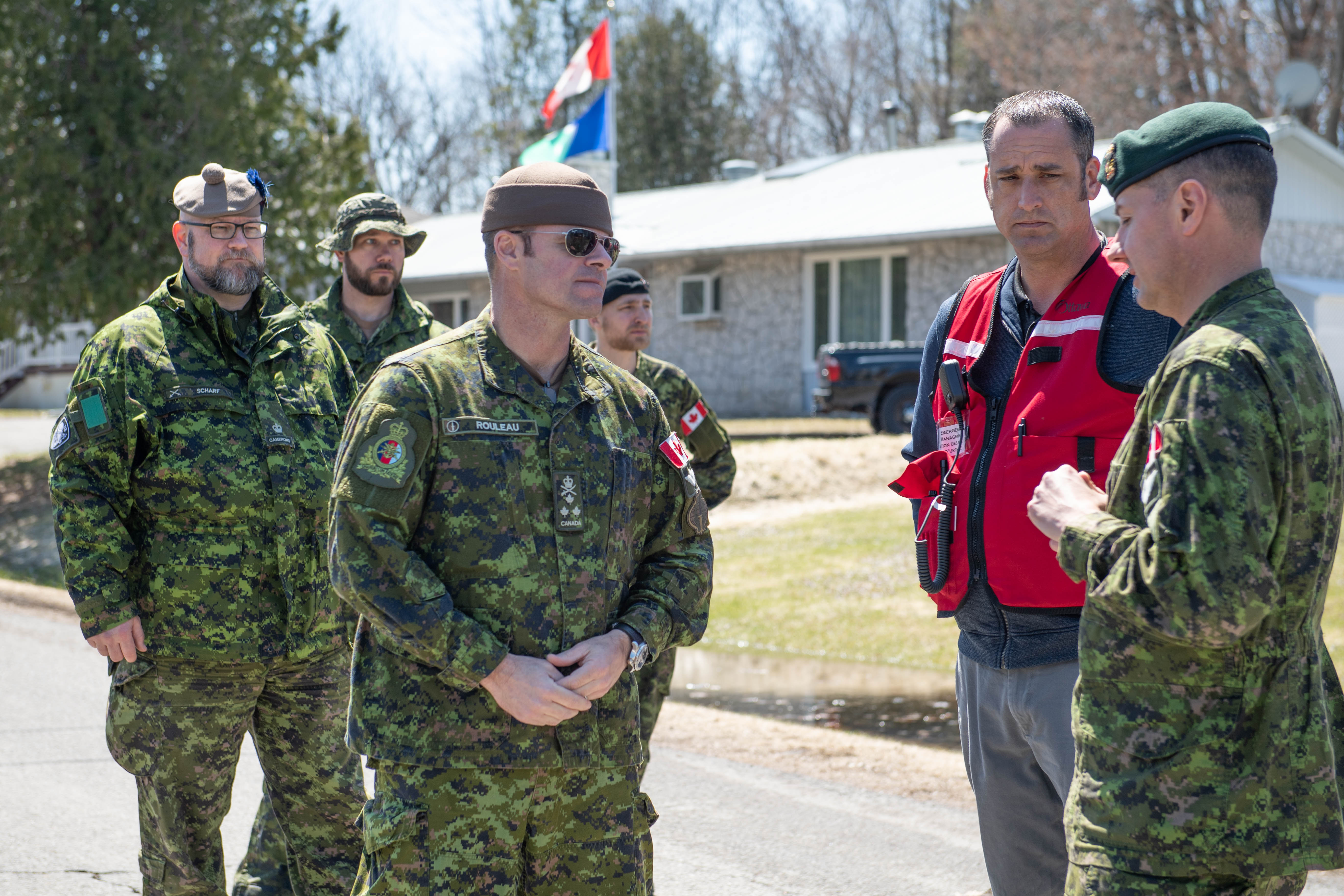 Le lieutenant-général Michael Rouleau visite des membres des Forces armées canadiennes aidant à offrir des secours aux victimes d’inondations à Rockland, en Ontario, dans le cadre de l’opération LENTUS, le 28 avril 2019.