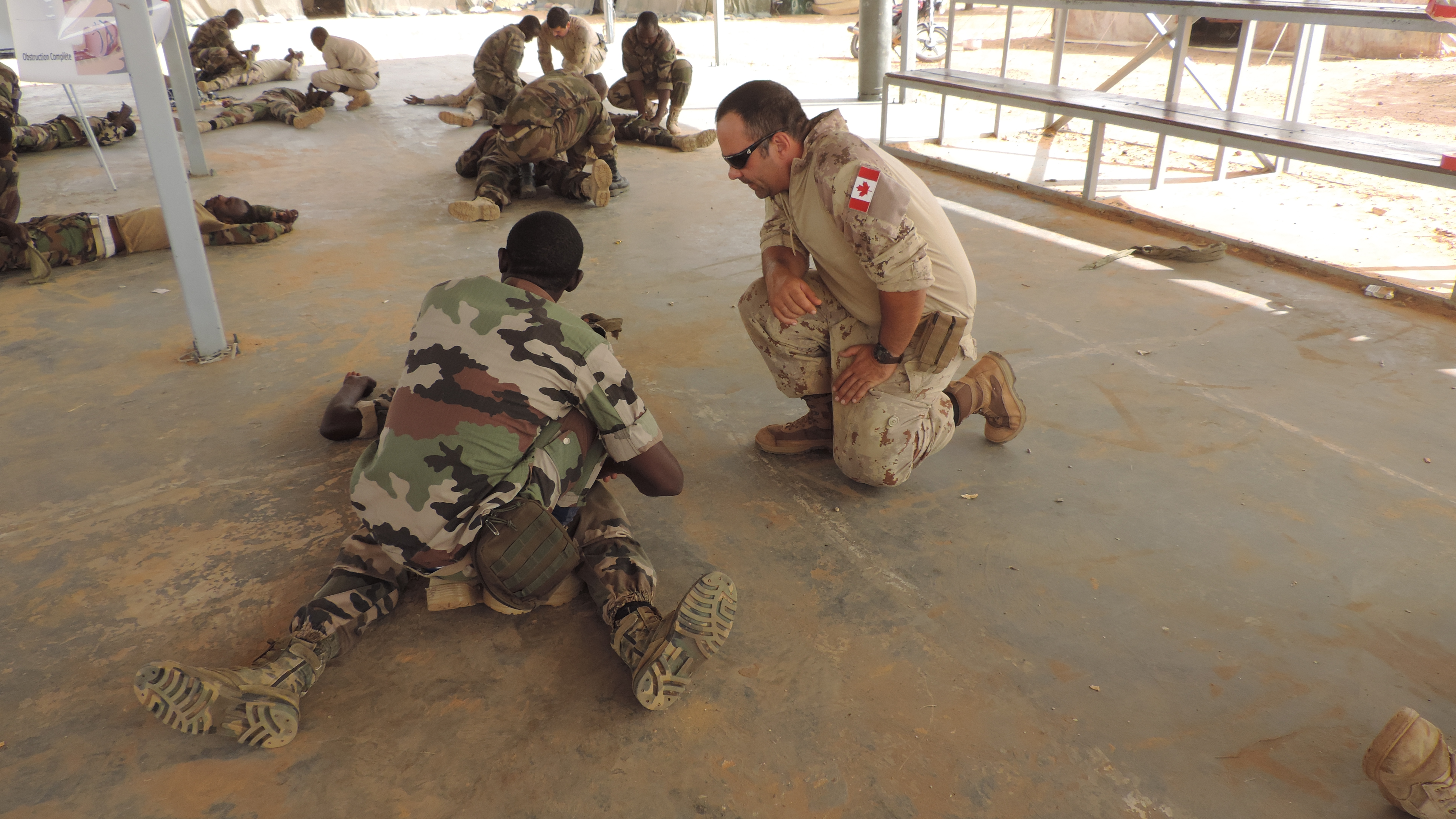 Un auxiliaire médical des Forces armées canadiennes forme des membres des Forces armées nigériennes sur la prestation de soins tactiques au combat pendant l’opération NABERIUS 2017 au Niger. (Photo : Op NABERIUS 201702)