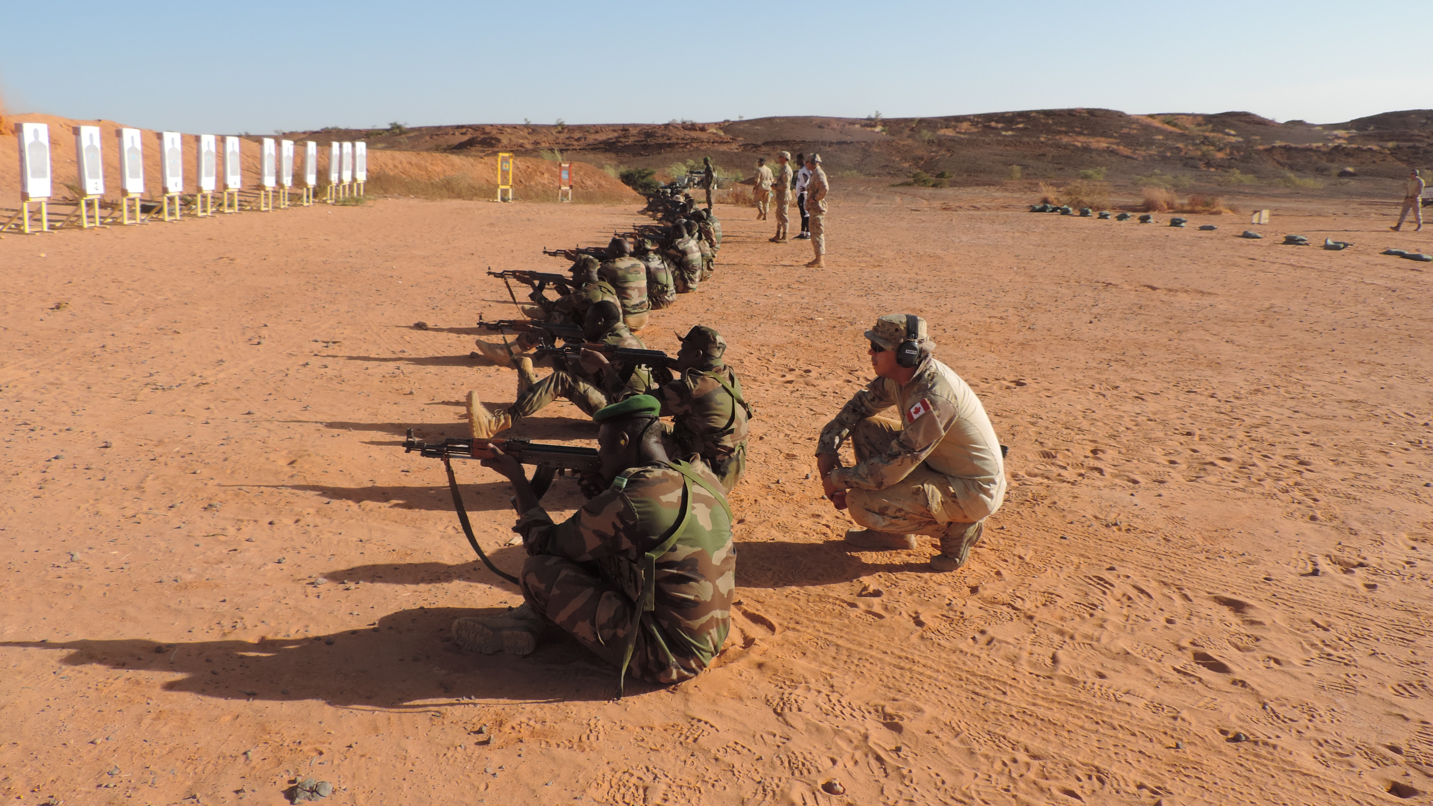 Des membres des Forces armées nigériennes prennent part à un exercice de tir réel sous la supervision de membres des Forces armées canadiennes pendant l’opération NABERIUS 2017 au Niger. (Photo : Op NABERIUS 201702)