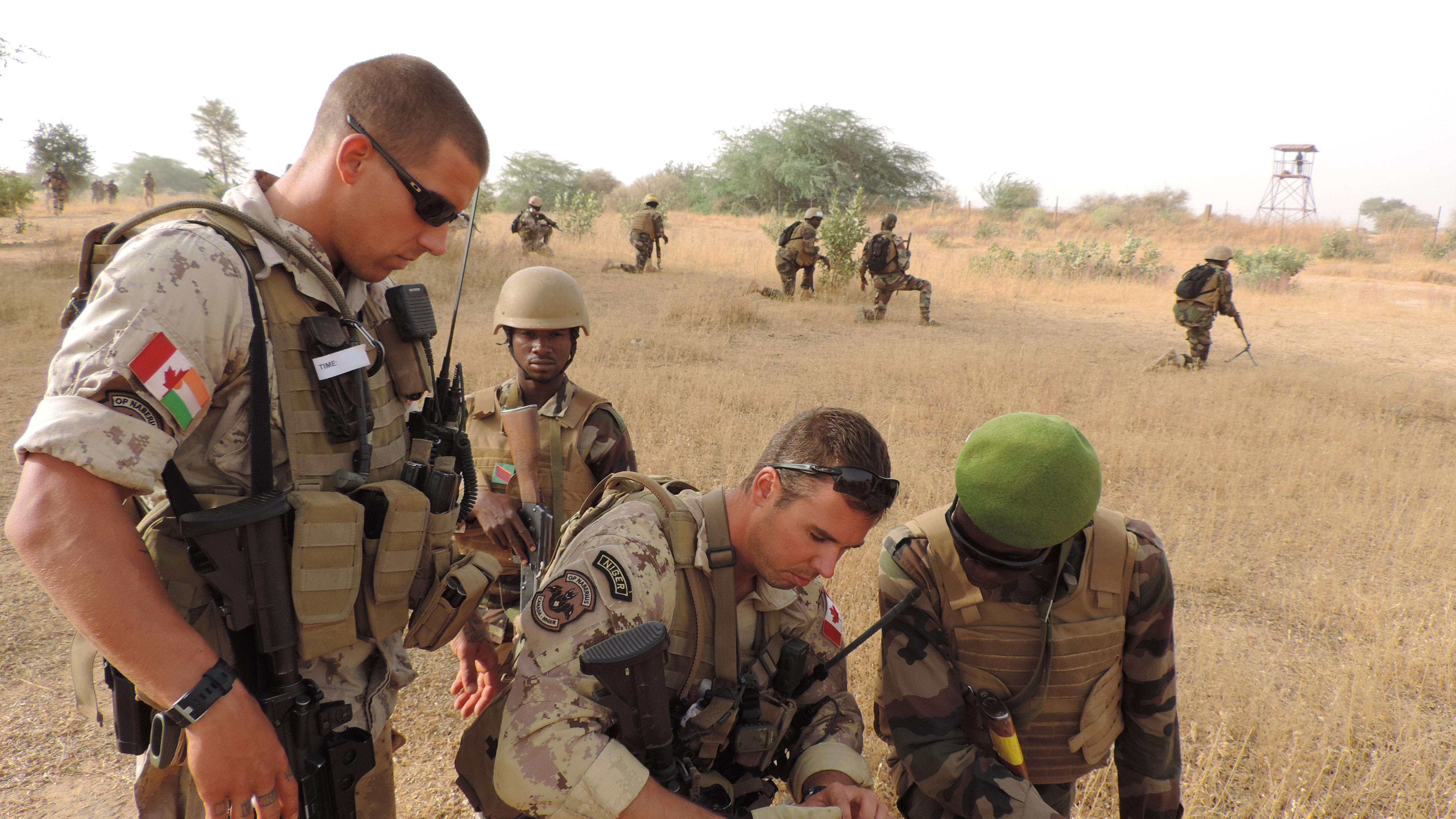 Des membres des Forces armées canadiennes encadrent des membres des Forces armées nigériennes qui effectuent une patrouille au niveau du peloton pendant l’opération NABERIUS 2017 au Niger. (Photo : Op NABERIUS 201702)