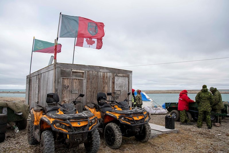 Des membres du Groupe-compagnie d’intervention dans l’Arctique rendent visite à une unité de soldats et de rangers au cours de l’opération NANOOK-NUNAKPUT 22, à Cambridge Bay, au Nunavut, le 21 août 2022.