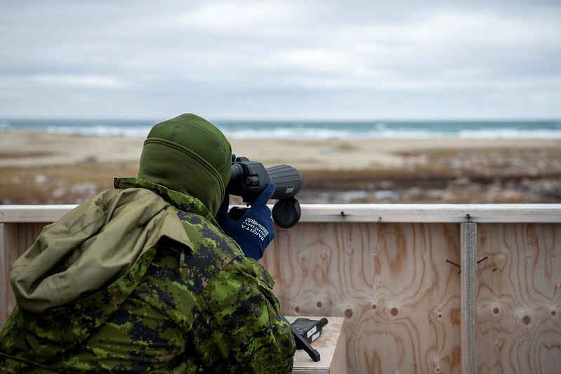 Des membres du Groupe-compagnie d’intervention dans l’Arctique rendent visite à une unité de soldats et de rangers au cours de l’opération NANOOK-NUNAKPUT 22, à Cambridge Bay, au Nunavut, le 21 août 2022. 