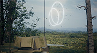 Réseau d'antennes à formation de faisceaux encerclant des drones, dans un champ avec des arbres.