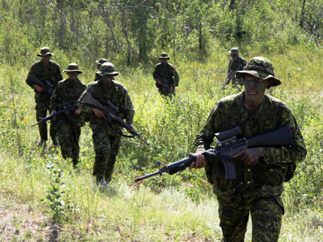 Des recrues en patrouille lors d’un exercice d’entraînement en campagne.