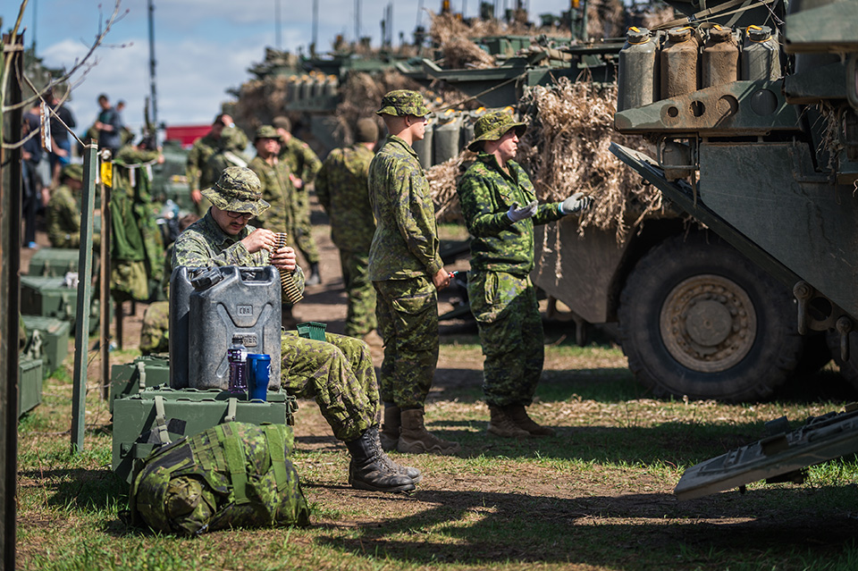 A soldier participating in Exercise Maple Resolve 2018 (Ex MR 2018) prepares his ammunition boxes at one of the camps at the Wainwright base in Alberta on May 11, 2018. Photo : Corporal Myki Poirier-Joyal, Imagery Section St-Jean/Montréal