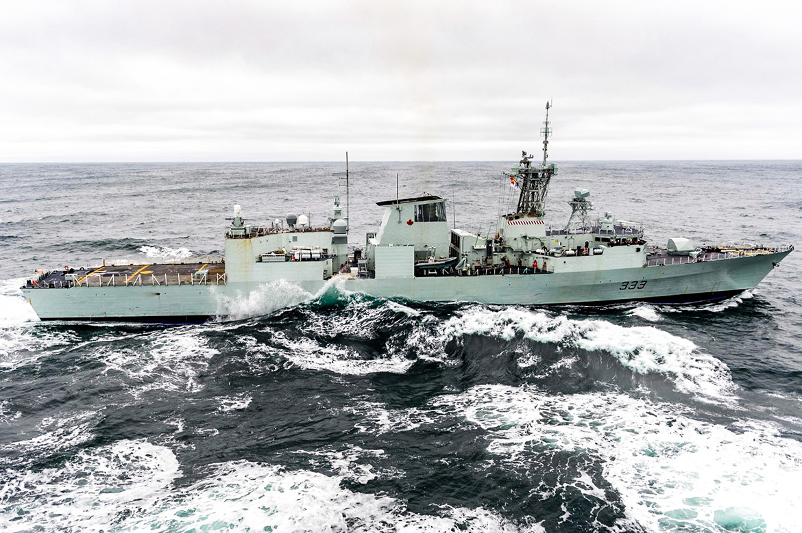 Le Navire canadien de Sa Majesté (NCSM) TORONTO effectue une approche pour s’accoster près du navire ravitailleur  (MV) ASTERIX en vue de procéder à un ravitaillement en mer pendant des essais en mer au large des côtes d’Halifax, en Nouvelle Écosse, le 14 janvier 2018. Photo : Matelot de 3e classe (Mat 3) John Iglesias Services d’imagerie de la formation HS17-2018-0002-089