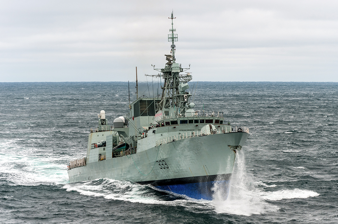 Le Navire canadien de Sa Majesté (NCSM) TORONTO effectue une approche en vue de procéder à un ravitaillement en mer (REM) lors d’essais en mer à bord de l’unité de ravitaillement naval / navire ravitailleur (MV) ASTERIX au large des côtes d’Halifax, en Nouvelle Écosse, le 14 janvier 2018. Photo : Matelot de 3e classe (Mat 3) John Iglesias HS17-2018-0002-107 Services d’imagerie de la formation