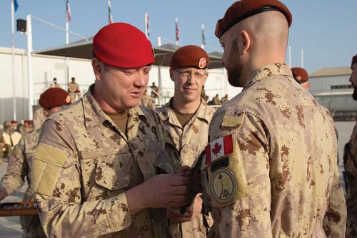 Forces canadiennes, décerne la médaille du maintien de la paix au Matelot de 1re classe Dustin Vass