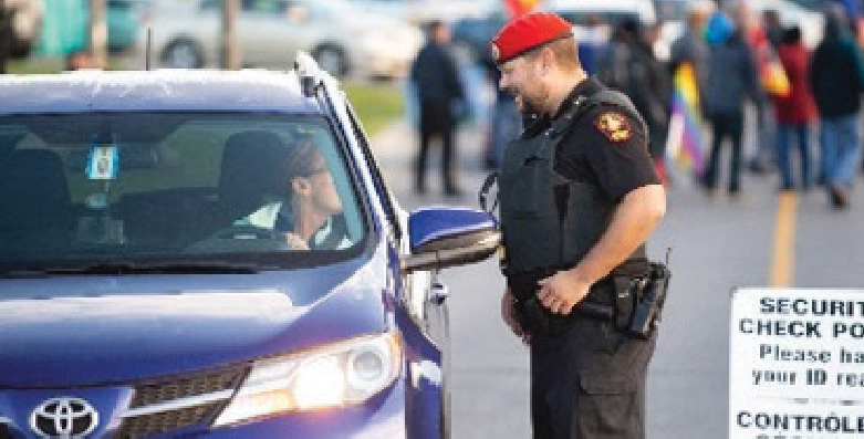 Officier de police en conversation avec le conducteur d'une voiture