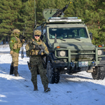 Ex OAK RESOLVE was a brigade-level military exercise that MP in Latvia participated in as part of Op 
REASSURANCE. MPs performed security, detention, 
mobility, and policing operations in support of land-centric 
operations. With an additional MP section, the MP Company (Coy) exercised command and control from a Coy 
HQ to a forward-deployed MP Platoon, while testing new 
communications capabilities.