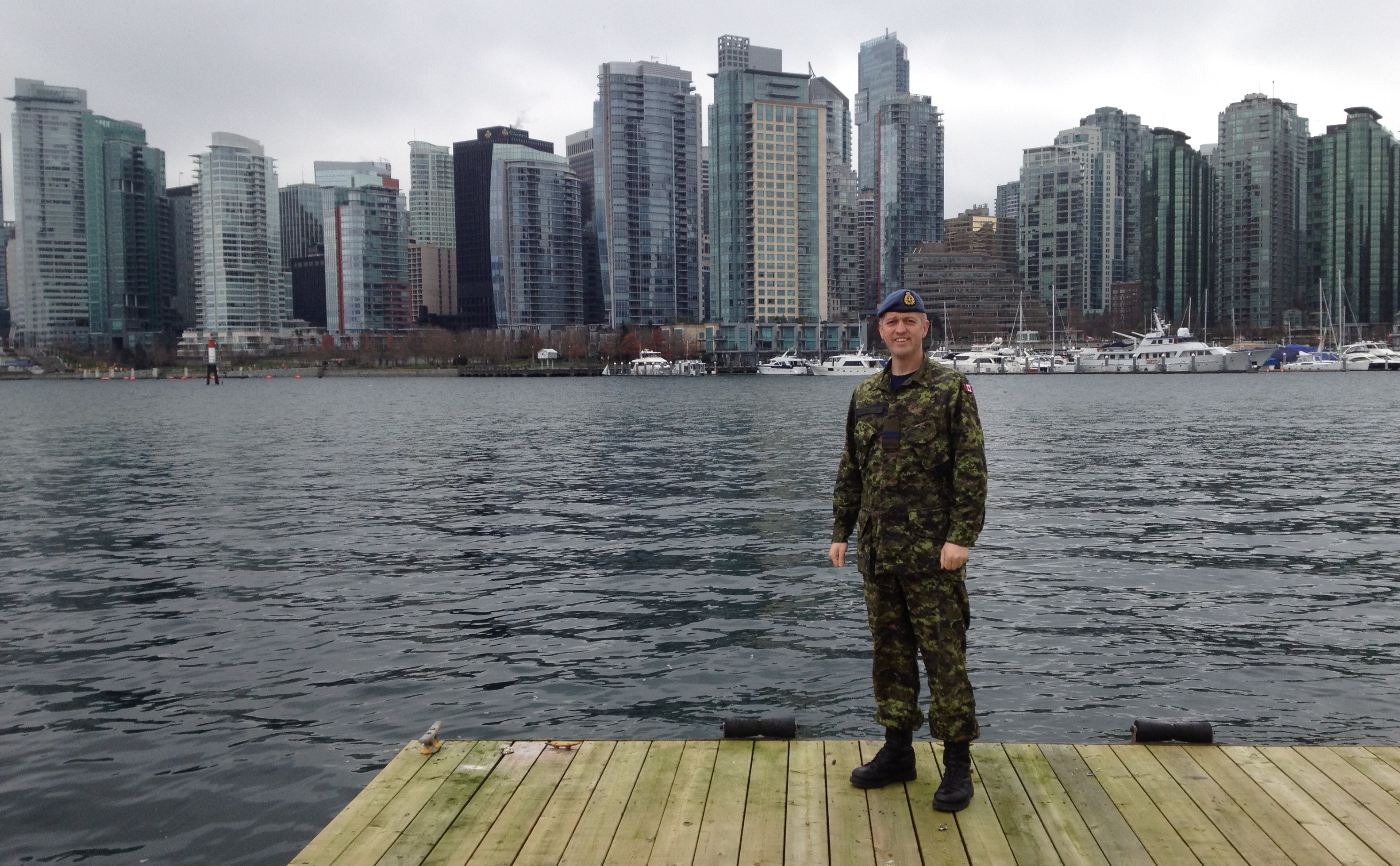 Avocat militaire au bout d'un qué avec Vancouver sur le plan de fond.