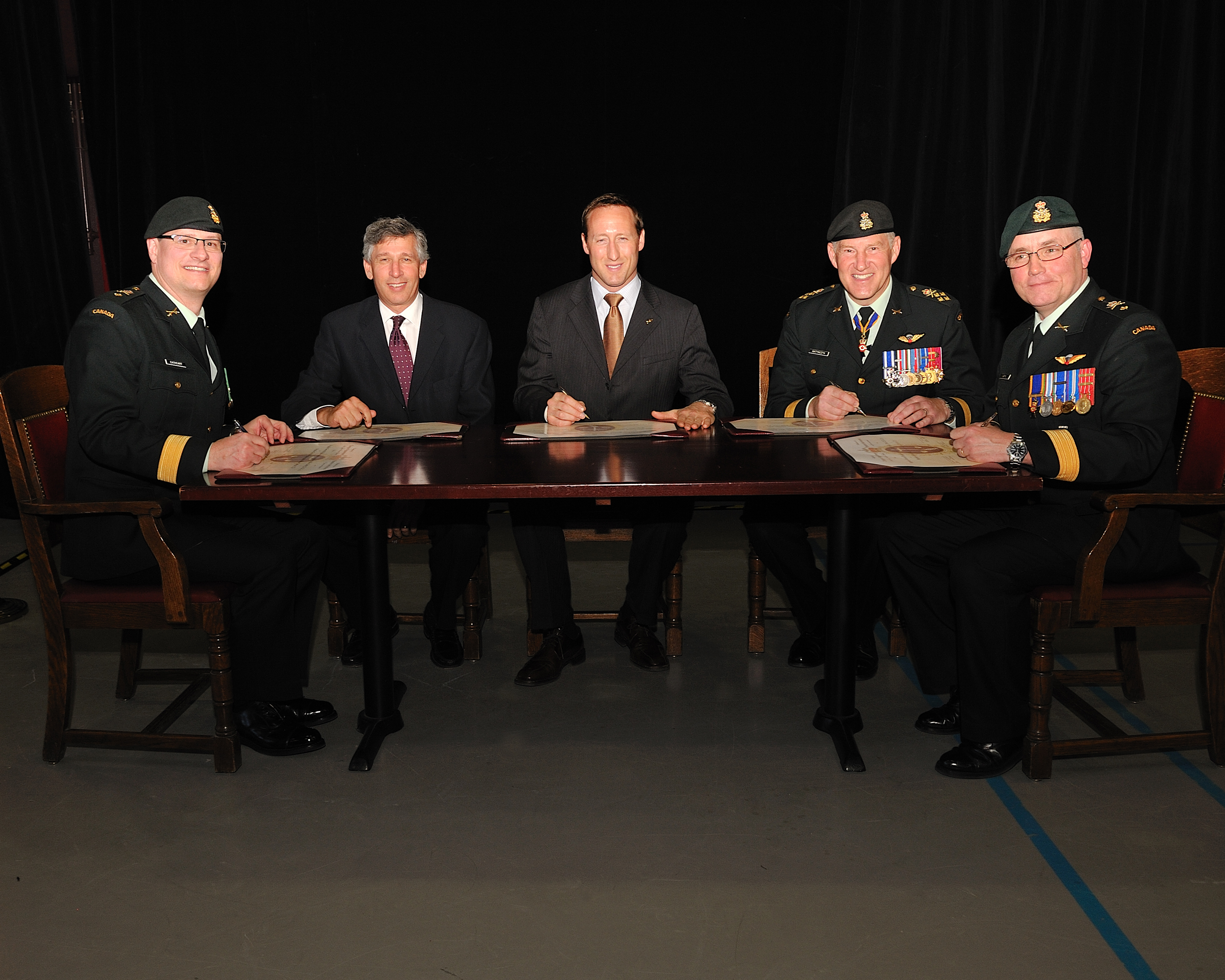 Signatures des officiels durant la cérémonie du changement du commandement du JAG