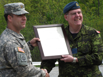 Major Highfill qui reçoit un prix du Colonel Gleeson.