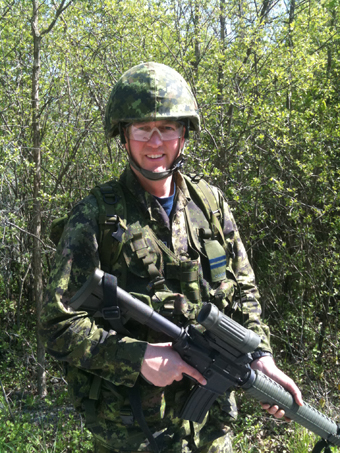 Un avocat militaire de la réserve en uniforme de combat.