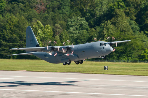 Le 17e CC-130J Hercules canadien quitte Marietta, en Géorgie à destination de la 8e Escadre Trenton (Ont.) le vendredi 11 mai 2012.