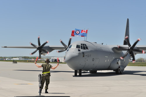 Le Lcol Colin Keiver, commandant du 436e Escadron de transport « Canucks Unlimited », s’apprête à démarrer les moteurs du 17e CC-130J Hercules canadien pour effectuer le vol de convoyage vers Trenton le 11 mai 2012.