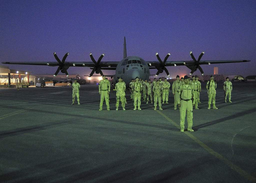 Les membres du 436e Escadron disent au revoir à l’Aérodrome de Kandahar, en Afghanistan, avant le dernier vol de CC130J dans le théâtre des opérations en novembre 2011.