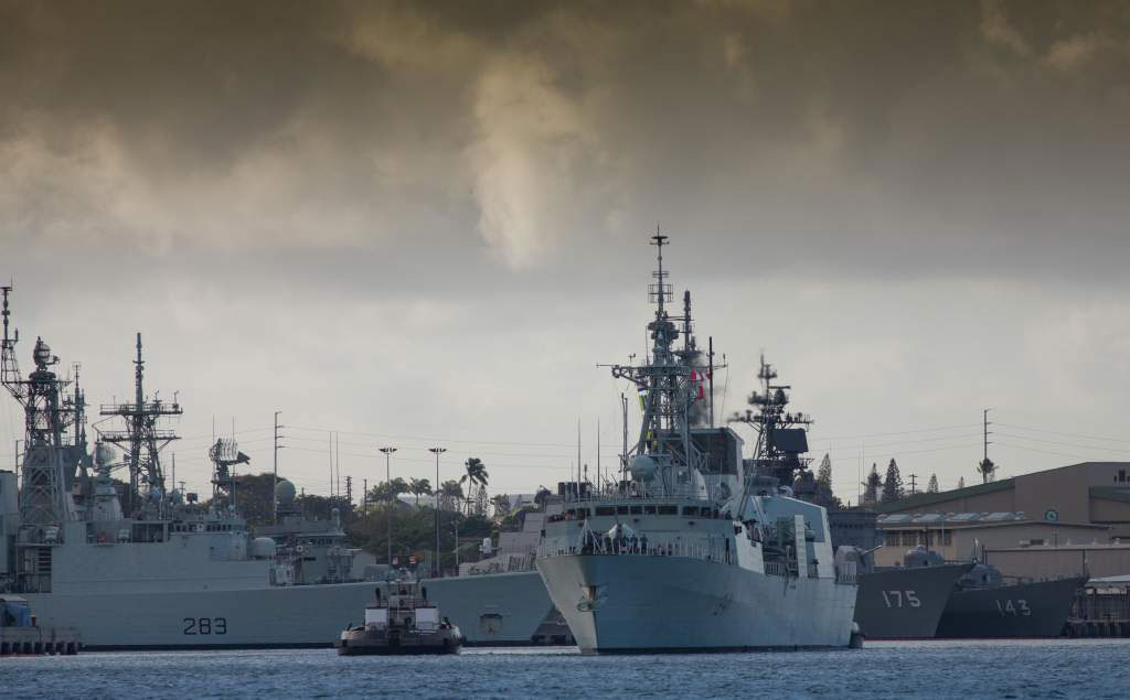 Pearl Harbor, Hawaï — Le Navire canadien de Sa Majesté (NCSM) Ottawa (FFH  341) quitte la base interarmées Pearl Harbor-Hickam, à Honolulu, Hawaï, le 9  juillet  2012. Photo des Forces canadiennes : Jacek Szymanski, Marine royale canadienne