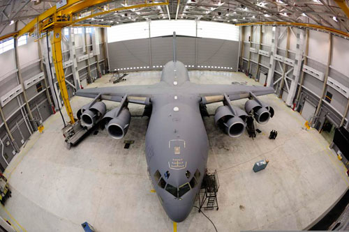 A CC-177 Globemaster sits at hangar 1 at Canadian Forces Base Trenton during a periodical maintenance check called Home Station Check (HSC). Photo: Sgt Gaétan Racine, Canadian Forces Combat Camera