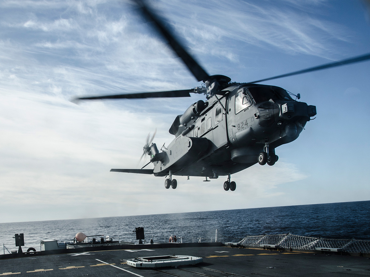 Un hélicoptère CH-148 Cyclone s’exerce aux procédures d’appontage sur le Navire canadien de Sa Majesté Halifax sur les côtes de la Nouvelle-Écosse le 27 janvier 2016. PHOTO : Matelot de 3e classe Raymond Kwan