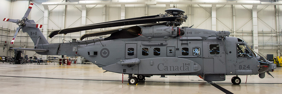 Le nouvel hélicoptère CH-148 Cyclone est exposé à l’occasion de la cérémonie de dévoilement à la 12e Escadre Shearwater, en Nouvelle Écosse, le 19 juin 2015. Photo : Avr Desiree T. Bourdon, Caméra de combat des Forces canadiennes, MDN IS06-2015-0004-003