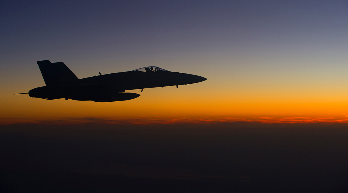 Un chasseur CF-18 Hornet survole l’Irak au dessus des nuages avant d’entamer sa prochaine mission dans le cadre de l’opération IMPACT, le 23 janvier 2015.