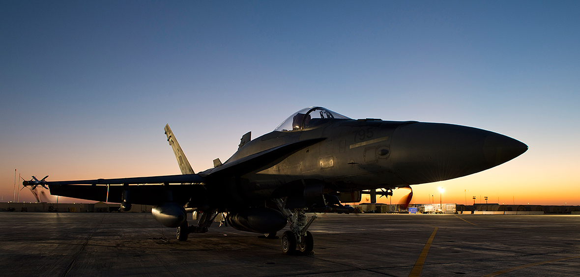 Un chasseur CF-18 Hornet en attente de sa prochaine mission au Koweït, au cours de l’opération  IMPACT, le 2 décembre 2014.