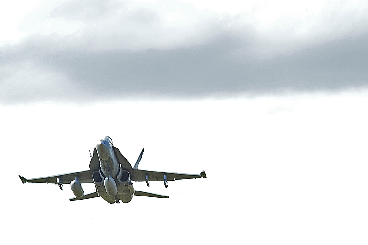 Un chasseur à réaction CF-18 Hornet survole Patricia Hill tout en pratiquant des attaques aériennes sur des cibles rapides simulées dans l'entraînement lors de l'Ex MAPLE RESOLVE, le 6 mai 2015. Photo: Cpl True-dee McCarthy WT2015-0052-36