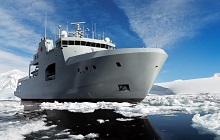Un rendu du navire de la classe Harry DeWolf : Vue tribord avant en mer glacée.