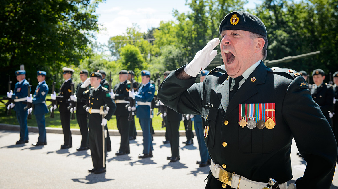Le Major Jean Boily rend hommage lors la cérémonie de passation de commandement du Médecin général au Régiment de Hull, à Gatineau, le 5 juillet 2017.  Crédit photo: Caporal Lisa Fenton Services d'imagerie de l'Unité de soutien des Forces canadiennes (Ottawa) 