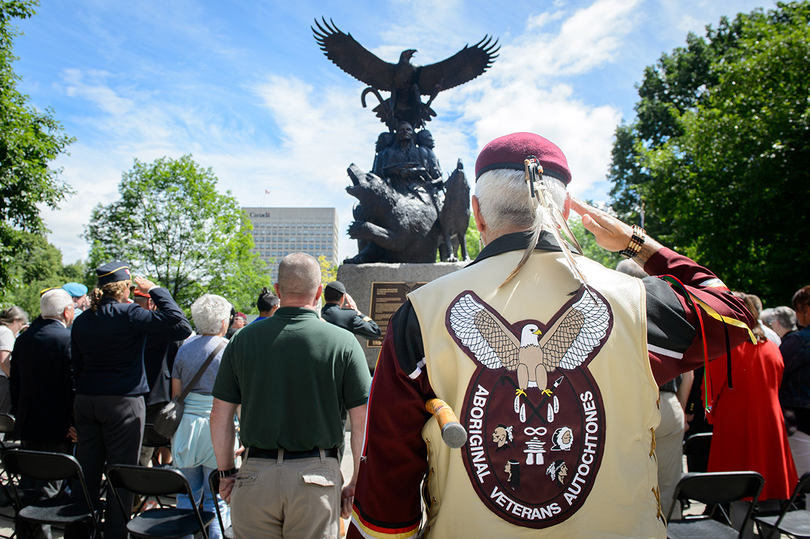 Le défilé de la Cérémonie du Souvenir des anciens combattants autochtones célébré au parc de la Confédération, à Ottawa, Ontario, le 21 juin 2107. Crédit photo: Caporal Lisa Fenton Services d'imagerie de l'Unité de soutien des Forces canadiennes (Ottawa)
