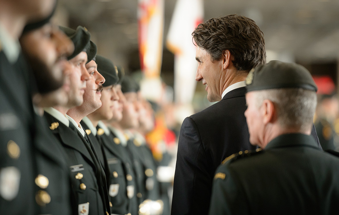 Le très honorable Justin Trudeau, premier ministre du Canada, inspecte des soldats lors d'un défilé au Quartier général de la Défense nationale à Ottawa, Ontario, le 28 février 2017.  Crédit photo: Caporal Chase Miller Services d'imagerie de l'Unité de soutien des Forces canadiennes (Ottawa)