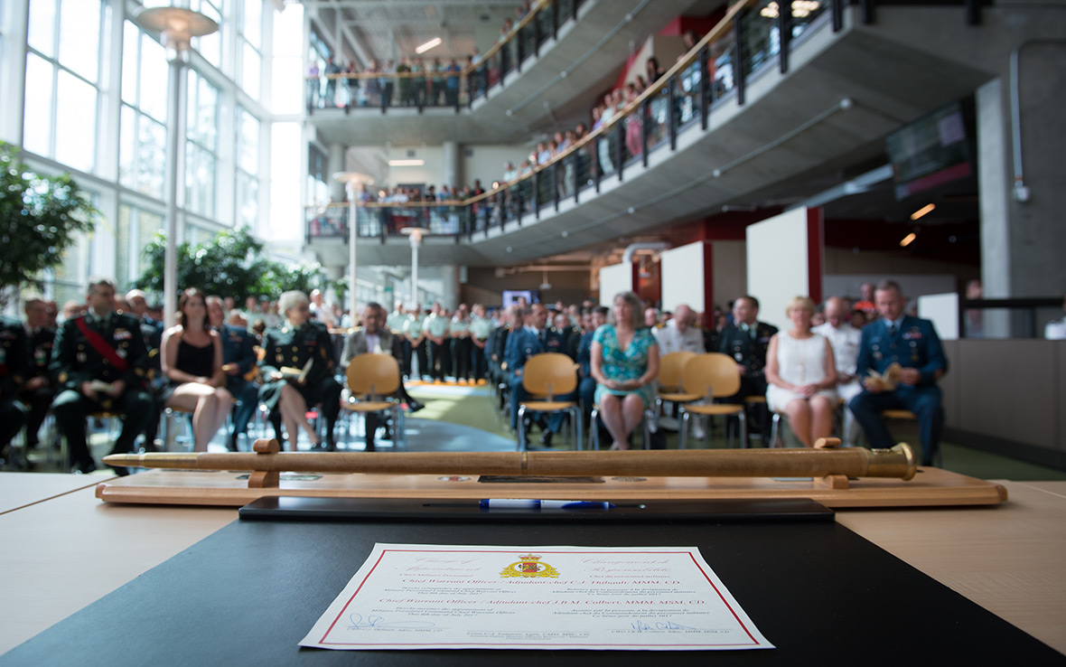 La cérémonie de changement de Commandement du personnel militaire au Campus Carling le 6 juillet 2017, à Ottawa, ON.  Crédit photo: Caporal Michael J. MacIsaac, Services d'imagerie de l'Unité de soutien des Forces canadiennes (Ottawa)