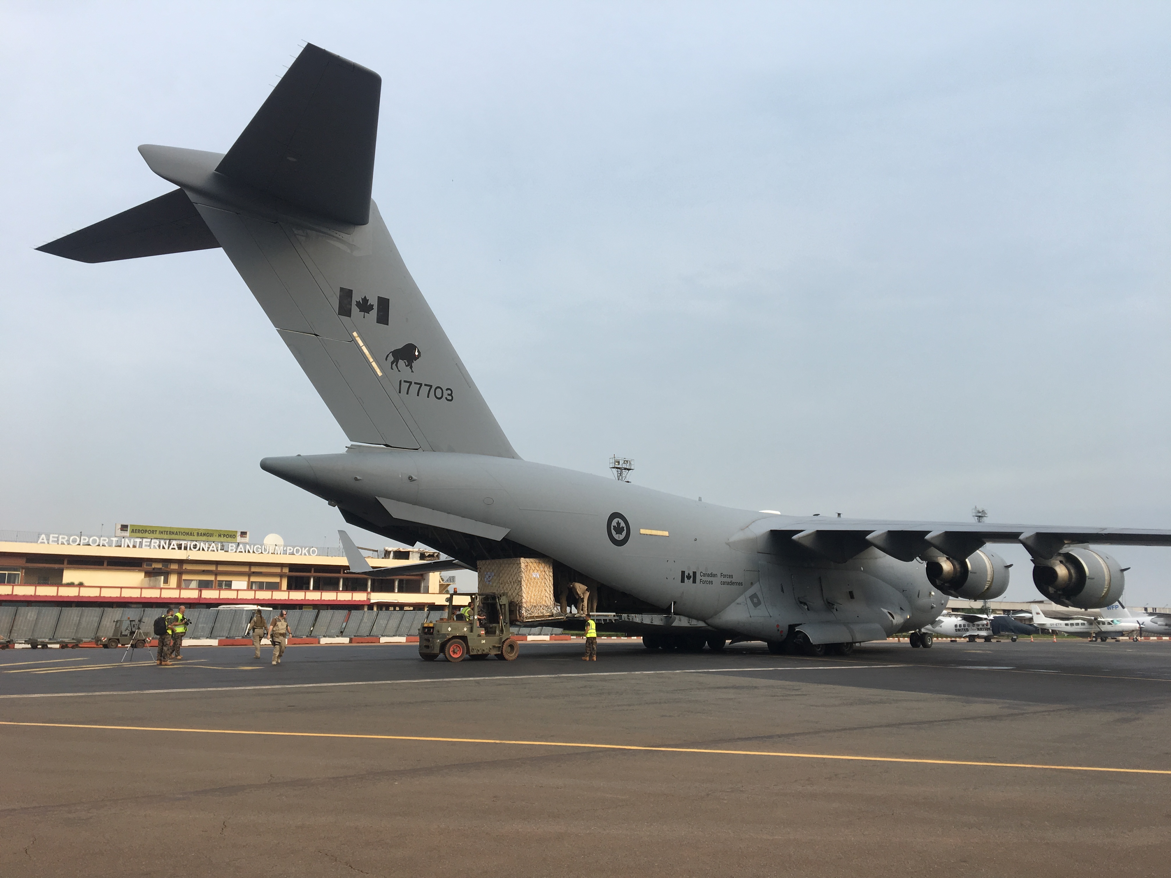 Canadian Armed Forces and French Armed Forces personnel work together to unload equipment from a CC-177 Globemaster aircraft in Central African Republic as part of Operation FREQUENCE Canada’s airlift support to France’s operations in West Africa and the Sahel region.