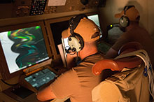 La photo a été modifiée numériquement en raison de l’OPSEC. Le 8 juillet 2016. Les opérateurs de détecteurs électroniques aéroportés des Forces armées canadiennes utilisent une caméra du CP-140 Aurora lors d’une mission de surveillance au-dessus de l’Irak durant  l’Opération IMPACT le 8 juillet 2016. (Photo : Op Impact, MDN)