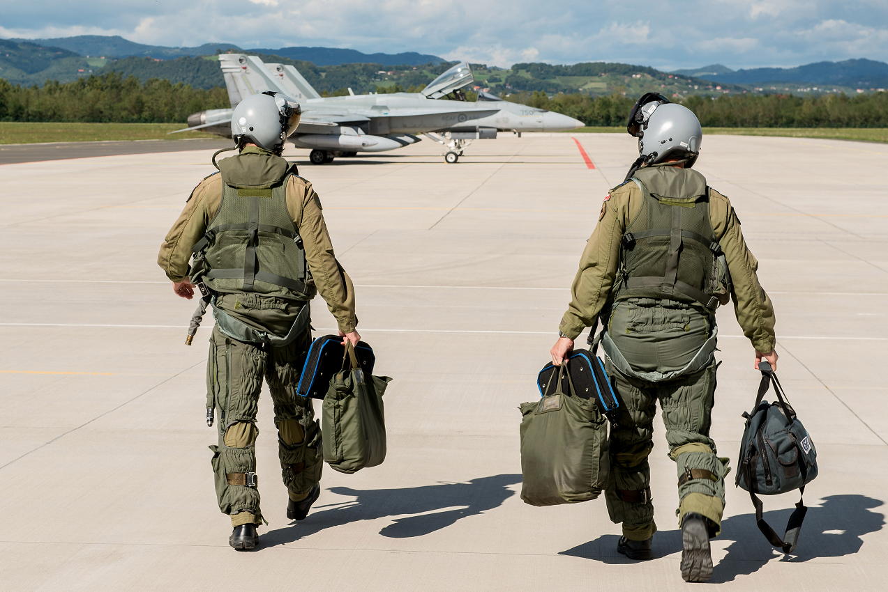 Des pilotes se dirigent vers leurs chasseurs CF-188 Hornet sur l’aire de trafic de la base aérienne Cerklje, en Slovénie, au cours de l’opération REASSURANCE, le 21 septembre 2017. Photo : Sergent Daren Kraus RP14-2017-0045-99