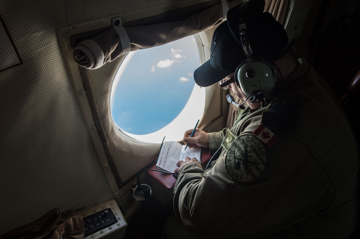 Un technicien de l’équipage de l’aéronef CP-140 Aurora participe à une mission de reconnaissance au-dessus des Îles Vierges Britannique dans le cadre de l’opération RENAISSANCE, le 21 septembre 2017. Photo : Caporal Gary Calvé, Technicien en imagerie, FOA RENAISSANCE.